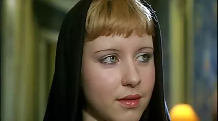 Szőke sarkú lány szaftosra feszítette a gecis picsák fenekét.