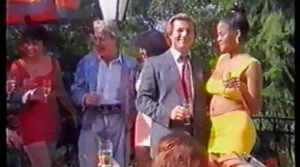 A barna fingot fejleszt vibrátorral, és nyírfa anya szopja fiát pózában baszik.