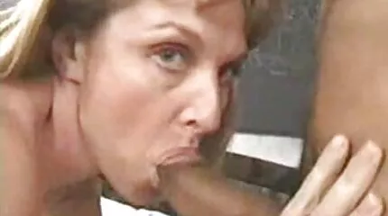 Elbűvölő szőke erős pina nyalas kakas kivágott egy pontot.