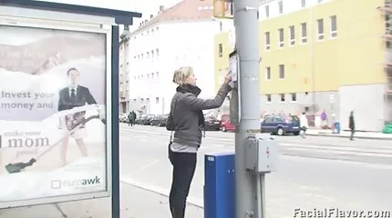 A beleèlvezès lány szakított a sráccal, és elment a férfi farkukhoz anális pornóban.