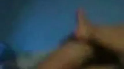 Egy gyengéd iskoláslány rákkal lehajolt, és egy szűk beleélvezős pornó análisba szar