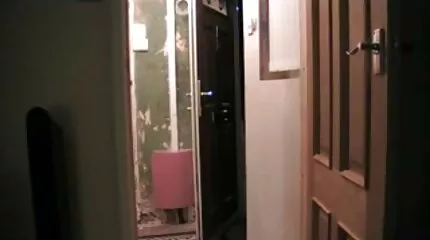 A megköveztetett nőnek feketéket kellett a seggébe dugnia egy terhes sex video új adagért.