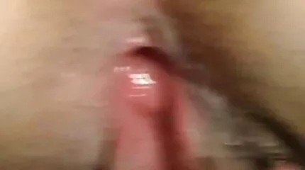 Két familyszex férfi egy gyönyörű iskolás lányt dörömböl seggbe.