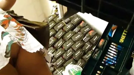 A srác megsüt egy fiatal fifát fasz veresek nagy farkával anális pornóban.