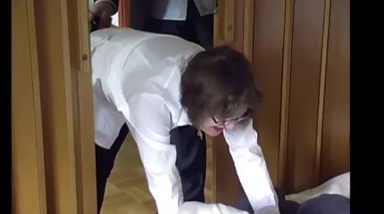 Orosz nő szopja fekete férfi farkát, és baszik ingyenszex videok vele az ágyon.