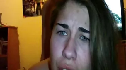 Egy csaj a lépcsőn a fenekében lévő kemény farktól magasra kerül. ingyenes sexfilmek