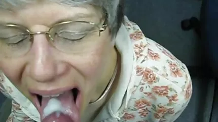 Gina Gerson szop egy családi porno film kövér farkat, és anális szar lesz.