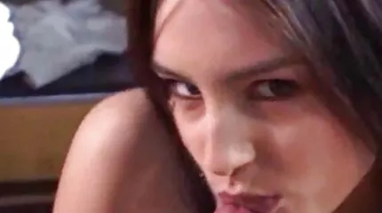 A gyönyörű szamár Leah Winters szajba elvezes készen áll az anális kurvára a castingon.