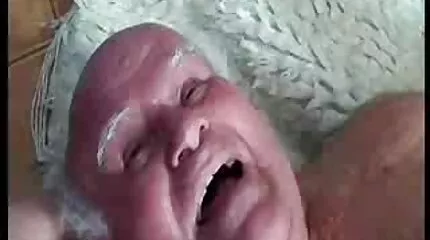 A szuka először húzott perverz nagyik két farkat egyszerre.