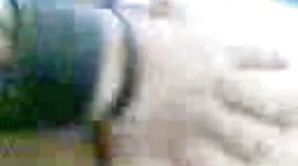 A szőke először beadja a baszás a konyhában seggét egy ismeretlen ügynöknek.