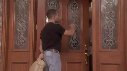 Egy kétfarkú lány pénzért kefél megszívta a farkát, és a seggébe adta.