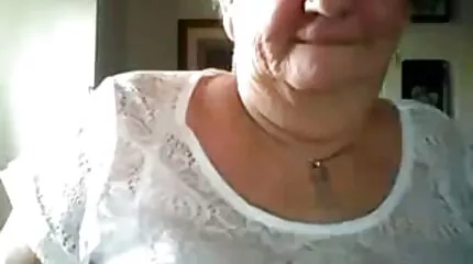 Egy aranyos szőke megszívta ingyen potnó a farkat, és a seggbe adta.