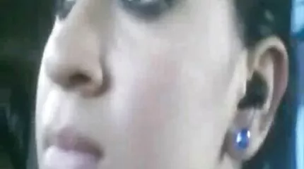 Egy telhetetlen online erotikus film fickó simogatja a lány végbélnyílását, és megdugja a seggét.