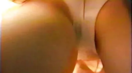 Sötét bőrű srácok kalapálják a barna seggfejét egy sexfilmekingyen játékkal, és fasznak a farkukkal.