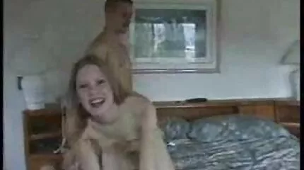 Ázsiai doggystyle keretezte a seggét egy apa fia szex érett férfi farka alatt.