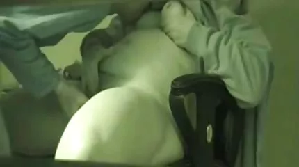 A srácok egy fiatal leszbiszex duci szőke fekete harisnyás seggét dugják.