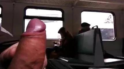 Egy néger egy nagy farkával kibaszott kinyalja egy fiatal morzsát az análisban.