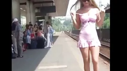 Szexi lány rándul ki gyönyörű anális krasznai porno a kamerán.