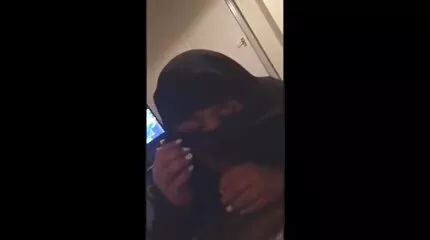 Orosz lány, Natasha egyszerre két lyukba dug, nagy fekete nagy dugások kakasokat élvez.