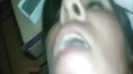 Dupla behatolás egy leszbi pornó videók szemüveges, nagy seggű lányba.