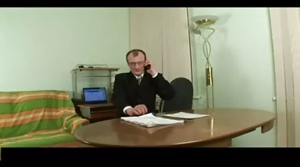 Egy fiatal szuka kefélések feszes seggbe vette szeretője farkát.