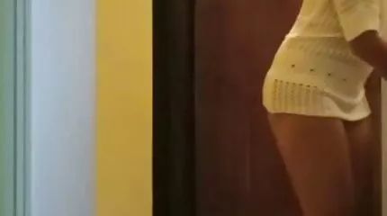 A fickó baszás videók felébresztette a hölgyet, és beledugta a seggét.