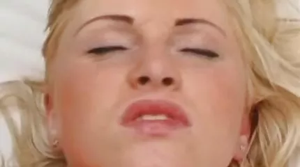 Busty szőke úgy döntött, hogy anális csoportos szexet folytat, miközben férje üzleti úton házi szex videók volt.
