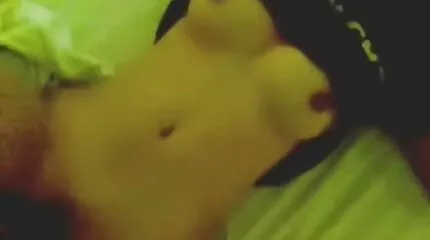 Anális szex egy porno video ingyen fiatal szépséggel a medencénél.