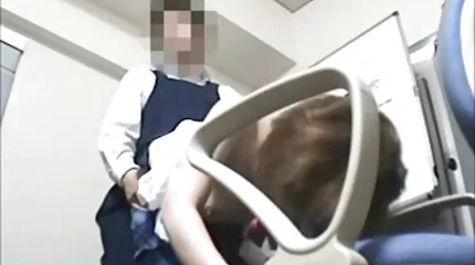A szőke a csoportos anális szex dögös nagyik után összetört seggét mutatta