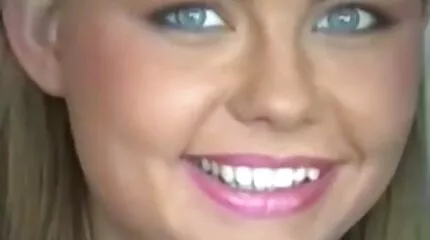 Lány fürdőruhás anya fia basznak ad a szamár a tengerparton.