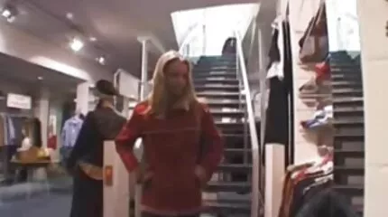 Egy fiatal diák egy gyönyörű szamárban dumál két pina ingyen férfival egy pornó castingon.