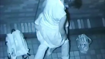 A srác seggére mama fia szex dobott egy szőke barátnőt szexért.