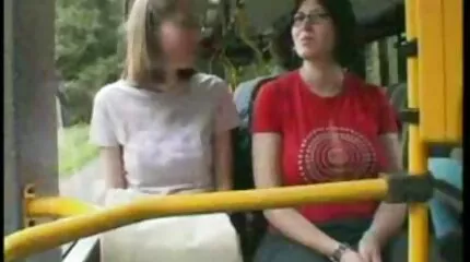 Fáj szexfilm magyarul egy fiatal ribancnak, hogy egy új baráttal a seggbe dugjon.