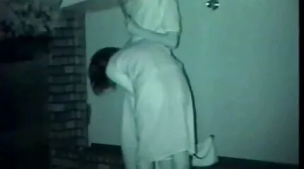 Egy férfi betette pornó filmek online a tagot egy vékony lány seggébe.