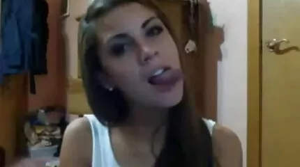 A seggfej durva sex video Simone Diamond megmutatja tehetségét a csoportos anális szexben.