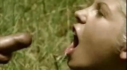 Egy gyönyörű pornofilmekingyen titkárnő mélyen beszippantja a főnökét.