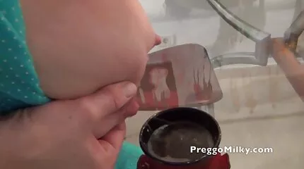 A nagy farkú srácok rejtett kamerás sex videók két kurva szamarát dugják.