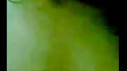 A srác megbaszott egy hosszú lábú spriccelo punci barna seggét.