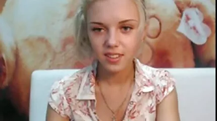 Egy erős kakas fickó egy harisnyás szőkét kalapál a sex fimek seggébe.