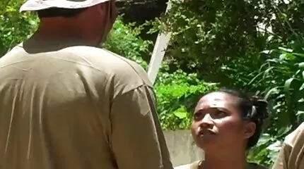 Fia és barátai egy dögös anya száját és seggét dugják egy bandapornóban. ingyensex videók